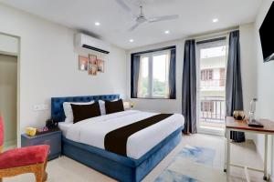 Una cama o camas en una habitación de Townhouse Rispana River Dehradun Formerly Nivasa Home Stays