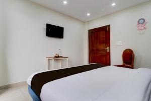 Una televisión o centro de entretenimiento en Townhouse Rispana River Dehradun Formerly Nivasa Home Stays 26 fotos más