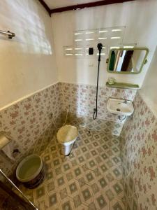 a bathroom with a sink and a toilet at Tavendang Guesthouse in Don Det