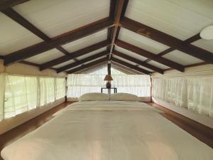 Voodi või voodid majutusasutuse Rain Tree Country Home toas