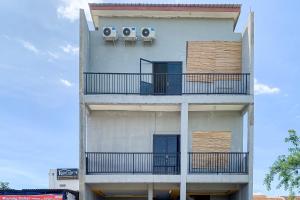 Balkón nebo terasa v ubytování Nay Guesthouse near UMS Mitra RedDoorz