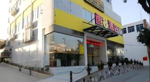 福州Super 8 Hotel Fuzhou Jinjishan的街道上建筑物的店面