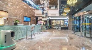 乌鲁木齐Urumqi Bayinhe Hotel的大堂设有酒吧和商店内的椅子