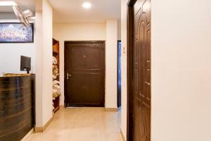 Un corridoio con una porta nera e un'altra con un hallwayngth di Collection O Saltlake Aadhar Office Formerly A&M Regency a Thākurdwari