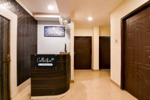 un corridoio con una porta e un cartello sul muro di Collection O Saltlake Aadhar Office Formerly A&M Regency a Thākurdwari