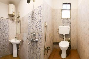 un bagno con un water e un lavandino di Collection O Saltlake Aadhar Office Formerly A&M Regency a Thākurdwari