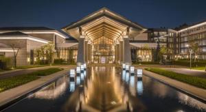a building with a pool of water in front of a building at Dongguan Yingbin Hotel in Dongguan