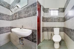 ein Badezimmer mit Waschbecken und Toilette in der Unterkunft Hotel O Bharata Mata College Kakkanad in Kochi