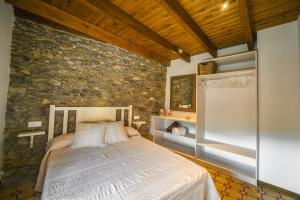 A bed or beds in a room at Apartaments Cal Xic