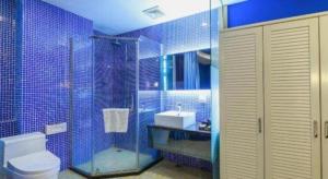 y baño de azulejos azules con aseo y ducha. en TO915101 STILL LOVE THEME HOTEL, en Chengdú