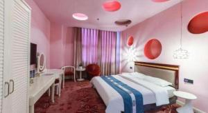 Una habitación rosa con una cama grande y un escritorio en TO915101 STILL LOVE THEME HOTEL, en Chengdú
