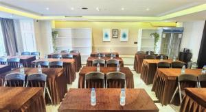 a classroom with tables and chairs in a room at Xana Lite Guiyang Huaguoyuan Shuangzi Towers in Guiyang
