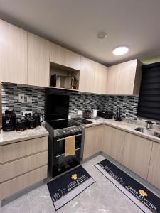 una cucina vuota con forno e lavandino di Luxe Royal 1BR at the Vineyards w Pool & WiFi a Kingston