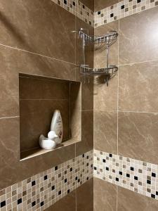 bagno con doccia e soffione di Luxe Royal 1BR at the Vineyards w Pool & WiFi a Kingston Altre 44 foto