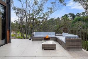 Khu vực ghế ngồi tại Sandbox House - An Architectural Mountain Retreat