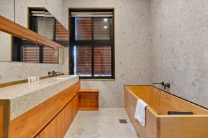 Phòng tắm tại Sandbox House - An Architectural Mountain Retreat +36 ảnh