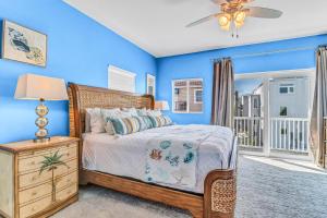 una camera da letto con pareti blu e un letto con comodino di Beachside Haven - 650C a Siesta Key Altre 50 foto