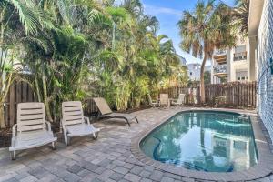 un patio con 2 sedie e una piscina di Beachside Haven - 650C a Siesta Key