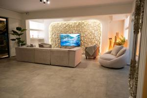 een woonkamer met een bank en twee stoelen bij BL Karakum Suites in Sinop