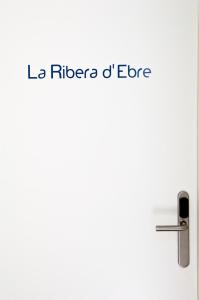 eine Tür mit den Worten la ringer o edge in der Unterkunft Hostal La Creu in Móra d'Ebre
