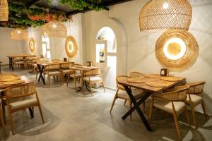 een rij tafels en stoelen in een restaurant bij BL Karakum Suites in Sinop