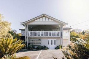 伊普斯维奇5 Bed 5 Bath Urban Getaway Ipswich Central的房屋的顶部设有阳台