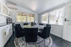 伊普斯维奇5 Bed 5 Bath Urban Getaway Ipswich Central的厨房配有桌椅和窗户。 更多51张照片