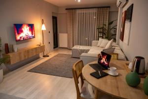 een woonkamer met een bank en een tafel bij BL Karakum Suites in Sinop +17 foto's