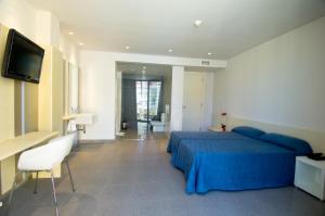 A television and/or entertainment centre at Hostal La Creu