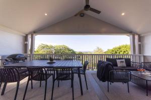 伊普斯维奇5 Bed 5 Bath Urban Getaway Ipswich Central的带桌椅的封闭式门廊