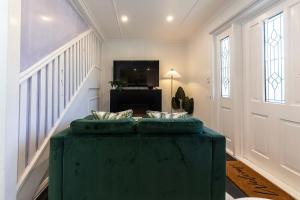 Μια τηλεόραση ή/και κέντρο ψυχαγωγίας στο 5 Bed 5 Bath Urban Getaway Ipswich Central