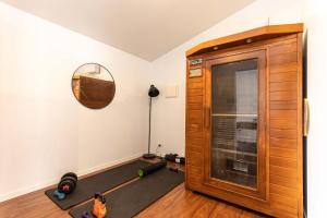 伊普斯维奇5 Bed 5 Bath Urban Getaway Ipswich Central的一间配有健身器材和镜子的房间