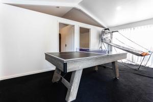una mesa de ping pong en medio de una habitación en 5 Bed 5 Bath Urban Getaway Ipswich Central, en Ipswich 51 fotos más