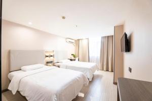 Ένα ή περισσότερα κρεβάτια σε δωμάτιο στο Hanting Hotel Shenzhen Taian Subway Station