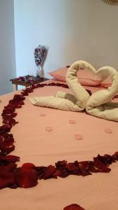 a bed with a heart made out of roses at Villa Naylamp loft7 playa pocitas in Puerto Máncora