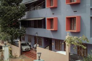 Fine Homes في كالباتّا: مبنى به سيارة متوقفة أمامه