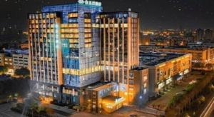 um edifício iluminado numa cidade à noite em Magnotel Tongxiang Shimao Center em Tongxiang