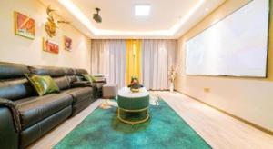 uma sala de estar com um sofá de couro e um grande ecrã em Magnotel Tongxiang Shimao Center em Tongxiang