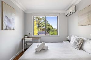 Una habitación blanca con una cama y una ventana en Light & Simple Double Room - Peakhurst Area - Shared Bathroom, en Peakhurst 21 fotos más