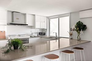 Køkken eller tekøkken på Light & Simple Double Room - Peakhurst Area - Shared Bathroom + 17 billeder