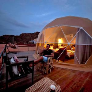 Επισκέπτες που μένουν στο Lilian rum Camp &JeepTrips