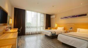 um quarto de hotel com duas camas e uma grande janela em City Comfort Inn Wuhan Qingshan Jianshi Qingyiju Metro Station em Wuhan mais 172 fotografias