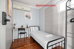 Ένα ή περισσότερα κρεβάτια σε δωμάτιο στο Light & Simple Single Room - Peakhurst Area - Shared Bathroom