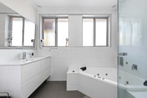 Ένα μπάνιο στο Light & Simple Single Room - Peakhurst Area - Shared Bathroom