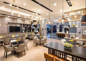 桂林Echarm Hotel Guilin Railway Station the MixC的有桌椅和酒吧的餐厅