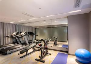 桂林Echarm Hotel Guilin Railway Station the MixC的健身房设有2辆健身自行车和镜子