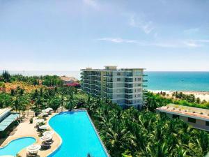 a view of a resort with a swimming pool and the ocean at Ocean Vista Resort Sealink Phan Thiet in Ấp Phú Tịnh (2)
