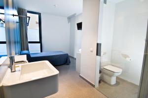 A bathroom at Hostal La Creu