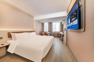 TV a/nebo společenská místnost v ubytování Hanting Hotel Shenzhen Songgang China Resources Vanguard Hotel