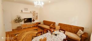 ein Wohnzimmer mit Sofa und Tisch in der Unterkunft Beloved Home in Çilǝgir